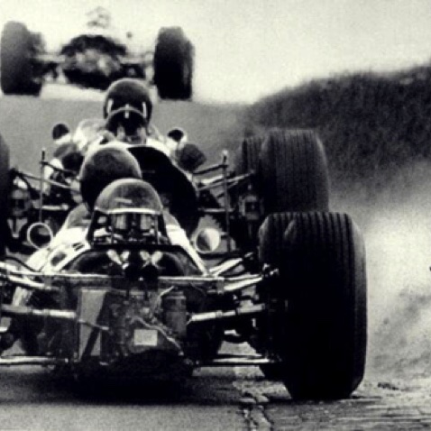 Jim à l'attaque derrière Graham HIll et sa BRM dans les dunes de Zandwoort